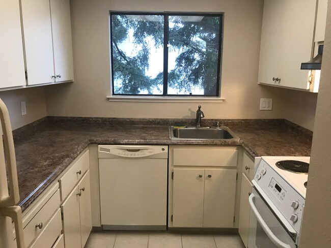 Building Photo - Available NOW! 2 Bedroom Condominium with ... Unit 402