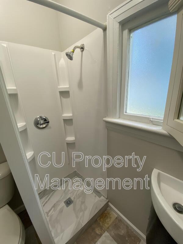 Photo - 615 W White St