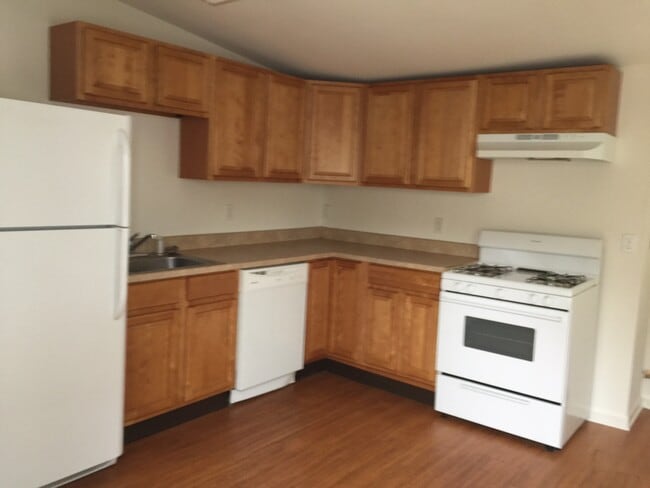 Building Photo - 15 West Burlington Street Unit 401 1/2 Rental