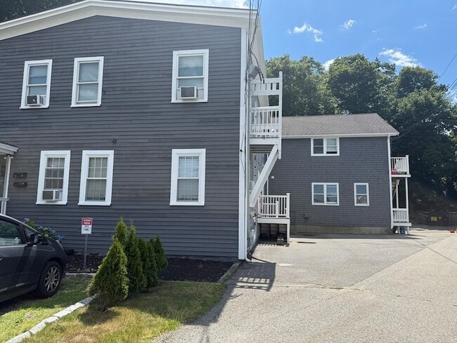Building Photo - 176 Court St Unit 4