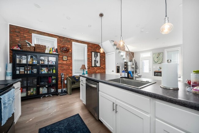 Photo - EAST FRANKLINTON ARTIST DISTRICT!  SUNNY N...