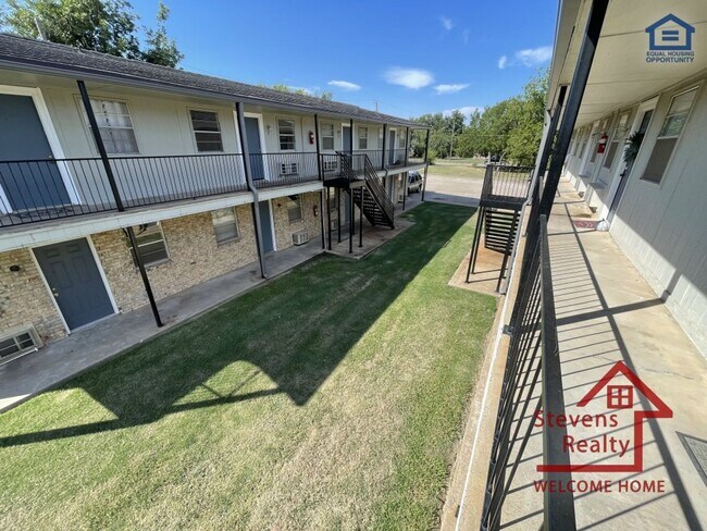 Building Photo - 1502 NW Kingsbury Ave Unit 11
