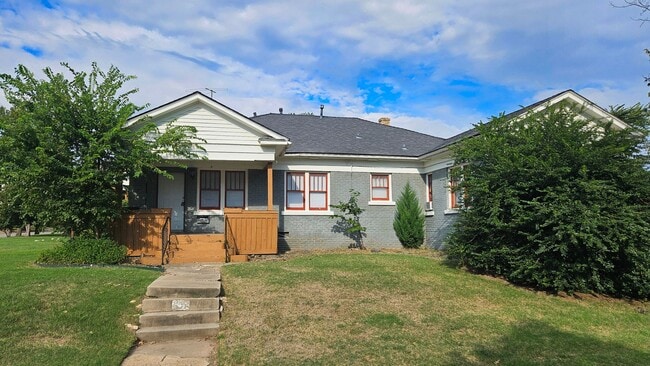 Building Photo - Duplex in the heart of historic NW OKC!