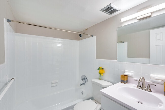 1BR, 1BA 550SF