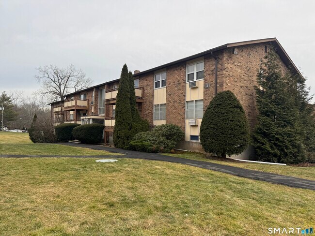 Building Photo - 45 Jefferson Rd Unit 3-7