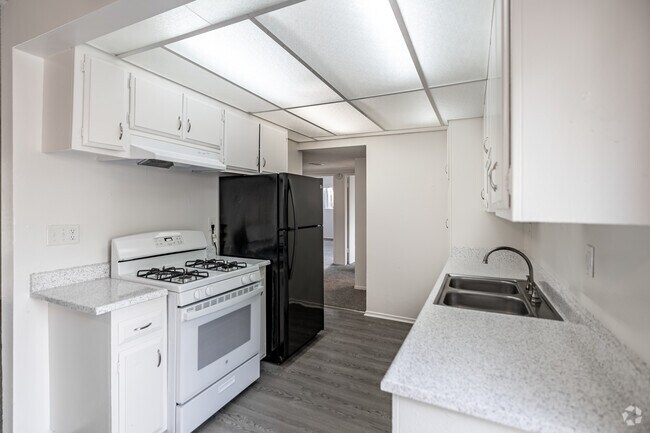 2BR, 2BA - 950SF - Kitchen