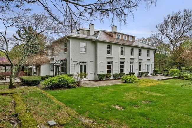 Building Photo - 12 Summit Rd