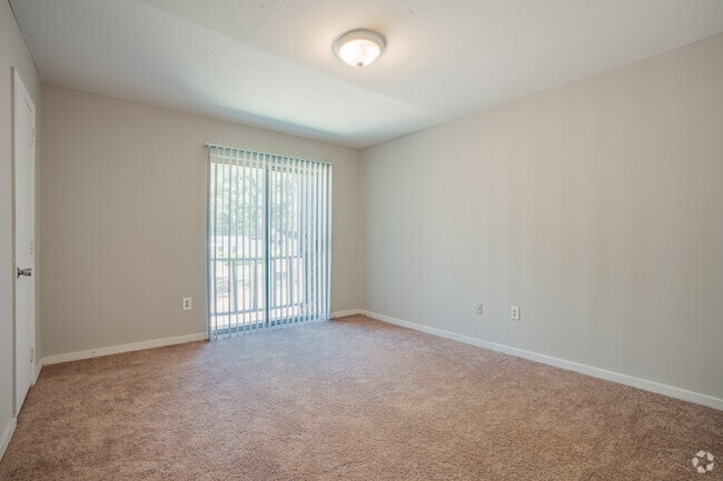 Townhouse 2BR, 1.5BA - 960SF