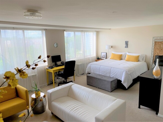 Building Photo - 10401 Grosvenor Pl Unit Grosvenor Park III