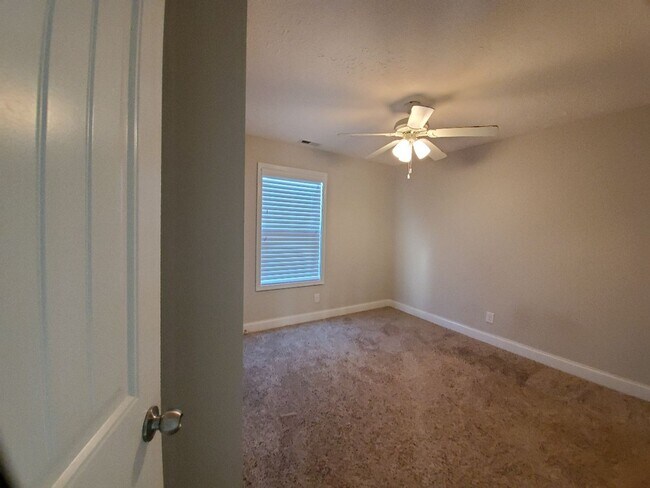 Photo - 3 Bedroom 2 Full Bath Dog Friendly Home For Rent!