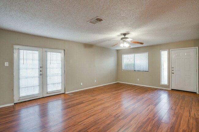 Photo - 1906 Beacon Way