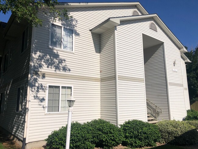 Building Photo - Bright and Beautiful upstairs apartment! Unit 202