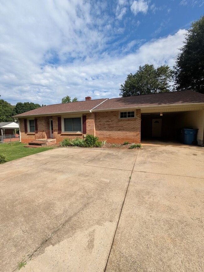 Building Photo - 3BD/2BA Single Family Home in Hickory, NC