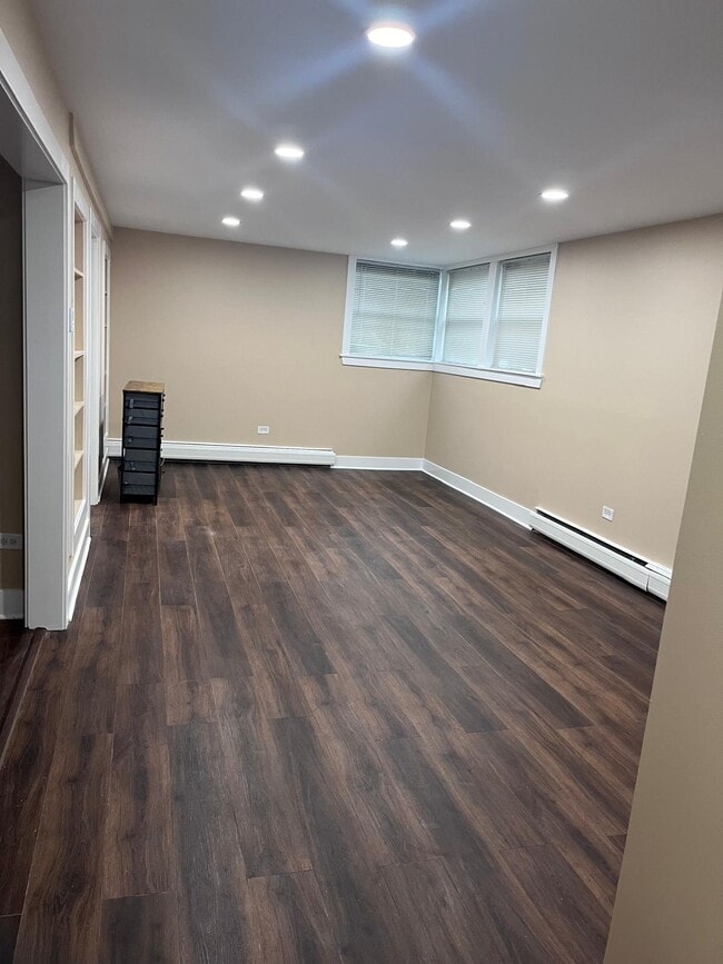 Living room without furniture - 6462 N Lehigh Ave Unit GU