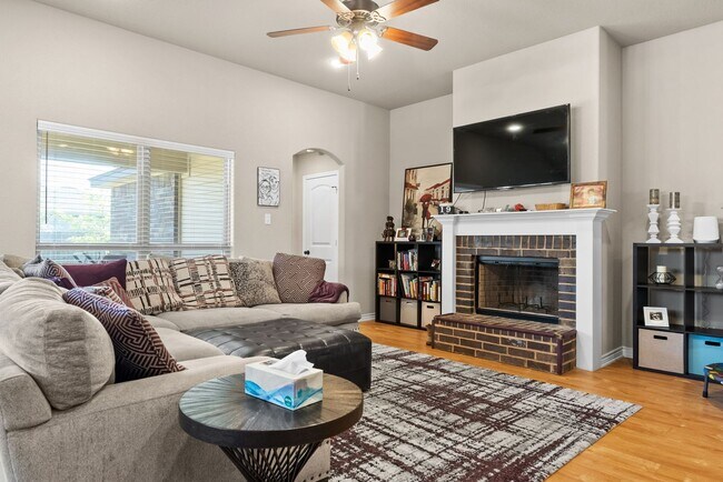 Photo - 907 Hickok Dr