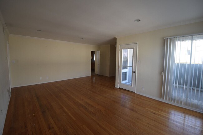 Building Photo - 527
