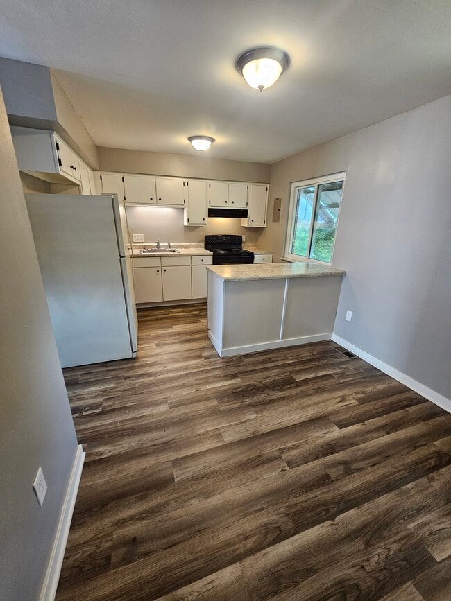 Building Photo - 5710 Coach Dr W Unit #E Rental