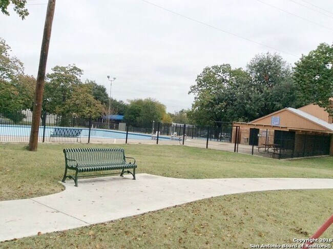 Photo - 418 Saratoga Dr