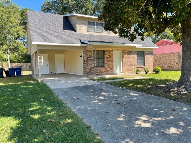 Building Photo - Spacious Inside & Out