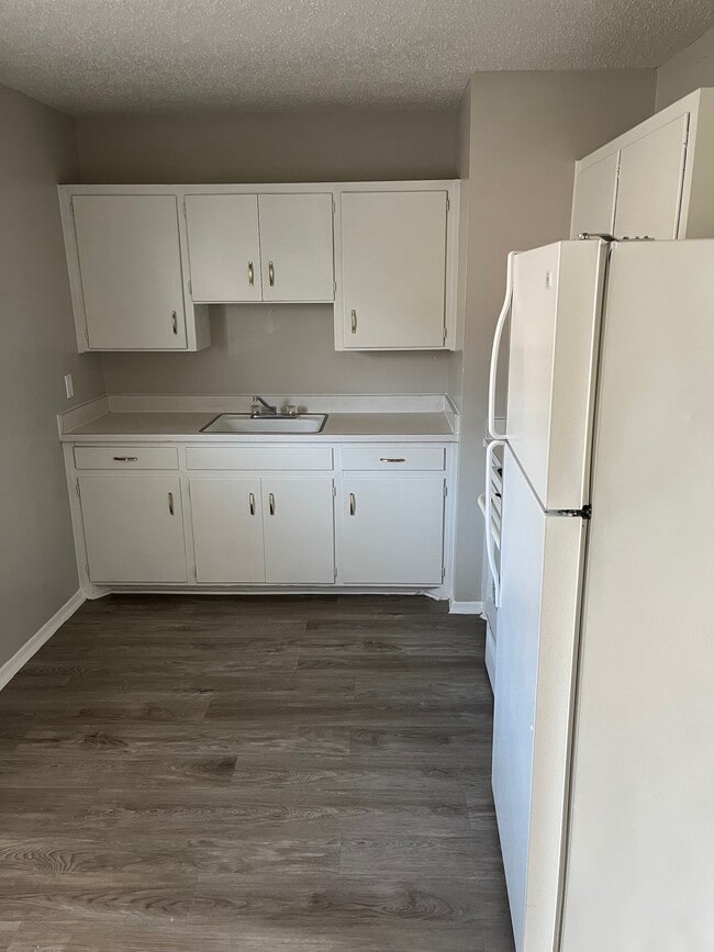 Four Seasons & Pepper Tree Apartments