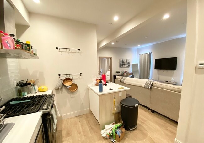 118 Buttonwood St Unidad -1 a 4-bed 2 bath
