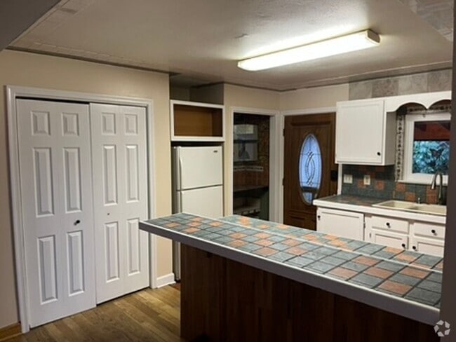 Building Photo - Charming 4 Bedroom 2 bath apartment near d...