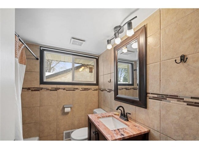 Photo - 1132 40th Ave NE