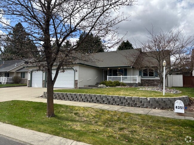 Building Photo - Charming 3-Bedroom Home with Mountain View...