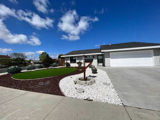 Building Photo - 3 bedroom, 2 bath home on a corner lot clo...