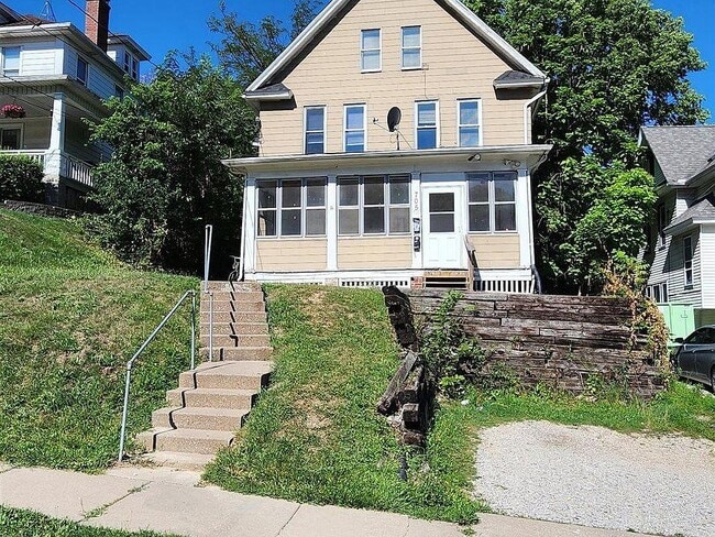 Building Photo - 705 1/2 25th St - 705 1/2 Rental