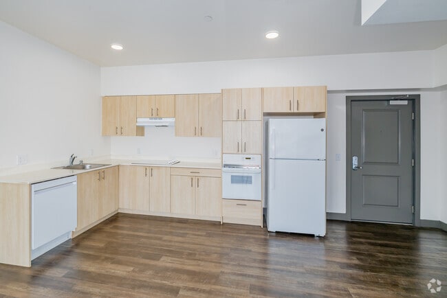 3BR, 2BA - 1,051SF - Kitchen - Main St Plaza