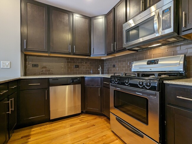 Building Photo - 4744 N Maplewood Ave Unit 4759-404