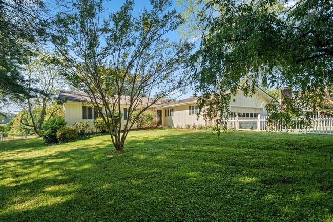 Building Photo - Spacious Updated Ranch Rental