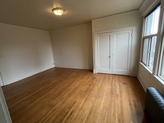 Building Photo - 1305 NE 45th St