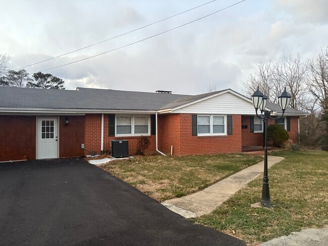 Building Photo - 909 Ridge St