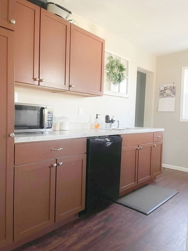 Photo - Charming & Cozy 3BR Retreat with Modern Touches in Quiet Des Moines Neighborhood