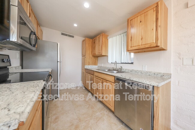 Building Photo - 3938-3938 N Park Ave Rental