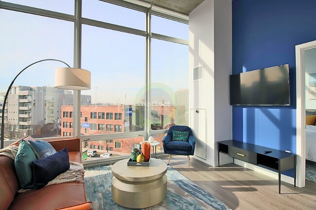 Photo - 717 N Milwaukee Ave