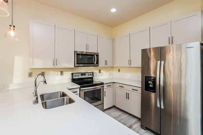 Photo - Annual rental - 3 bedroom / 2.5 bath - Fully furnished
