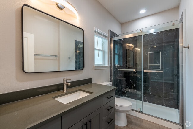 2BR, 2BA - 1039SF - Primary Bathroom