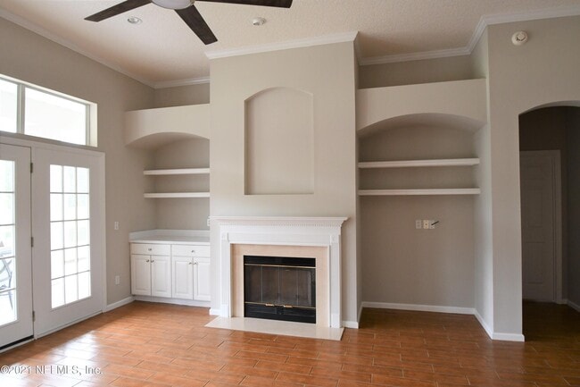 Photo - 925 Lotus Ln S