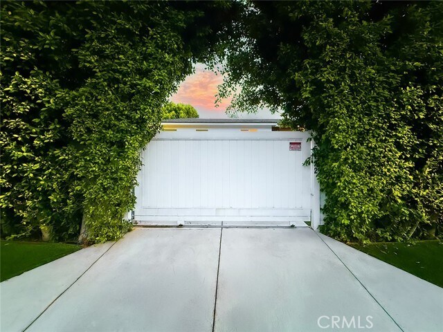 15722 Magnolia Blvd