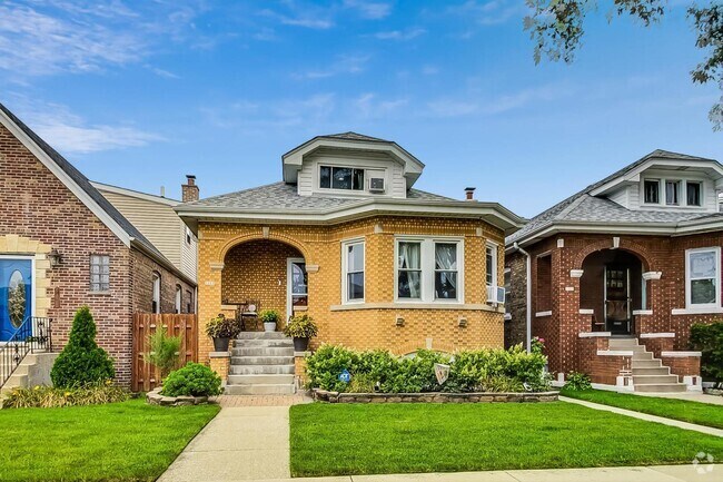 Building Photo - 5322 W Wolfram St Rental