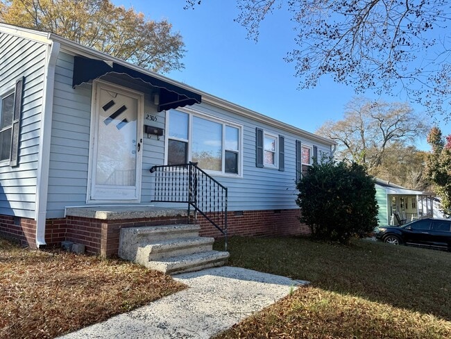 Building Photo - Three bedroom, 1.5 bath house in Burlington