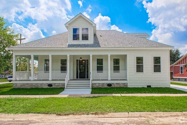 Building Photo - Gorgeous 4BD/3BA Home Near City Park