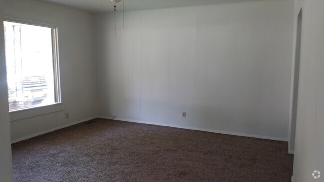 Building Photo - 2 bed 1 bath with garage Rental