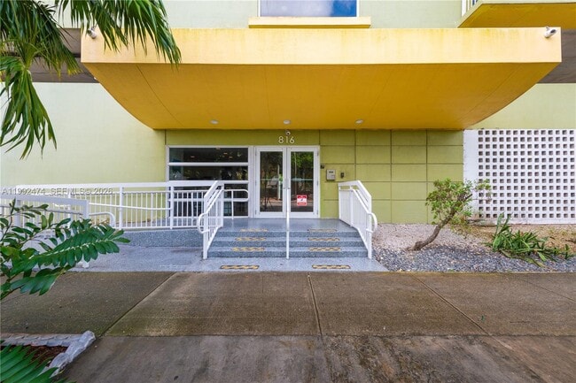 Building Photo - 816 NW 11th St Unit 606