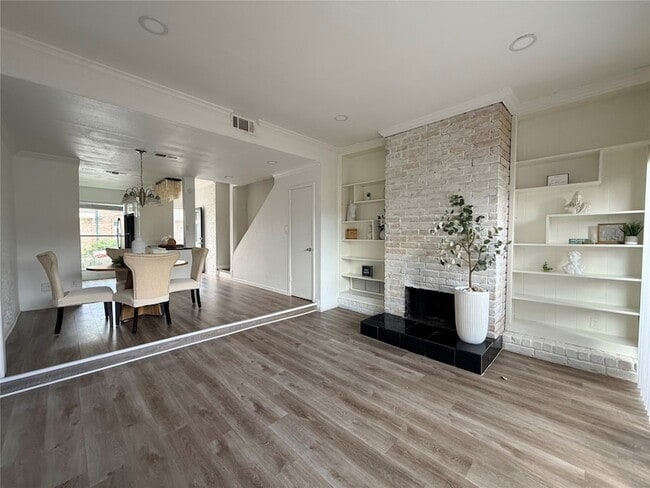 Building Photo - 7700 Creekbend Dr Unit 45