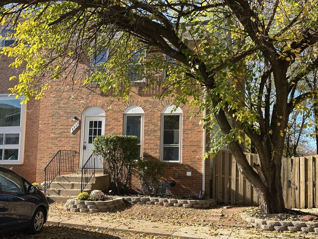 Front of the house with a patio door that leads to the ground floor private entrance - 8527 Piney Point Ct Casa Adosada