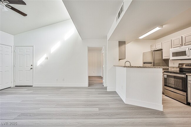 Building Photo - 5166 S Jones Blvd Unit 204